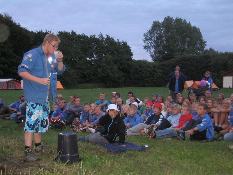 Mathias gen-genbruger tandpasta/gurlevand fra to andre og afslutter med at bunde det.