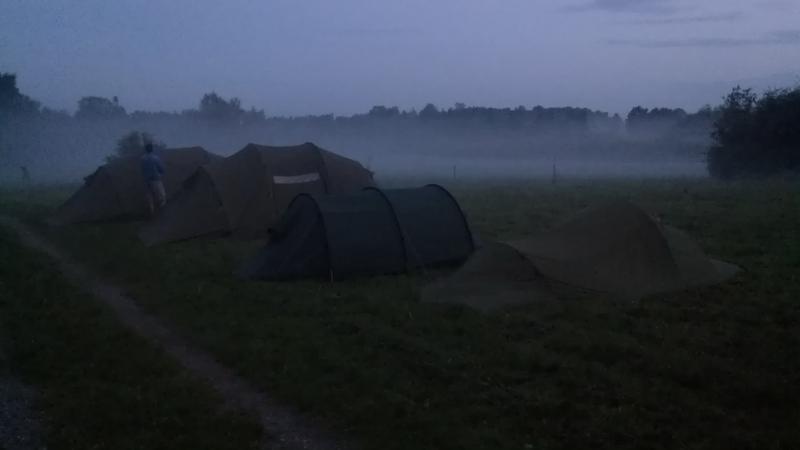 Mosekonen brygger i en stille lejr