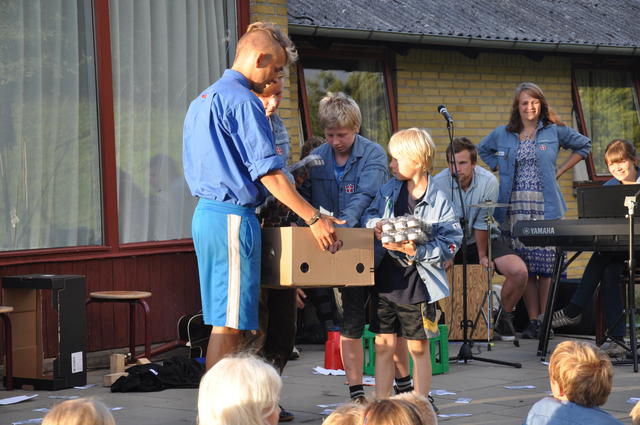 Karl, Oskar og Sigurds mormor og morfar kom med flødeboller til uddeling til hele lejren under lejrbålet