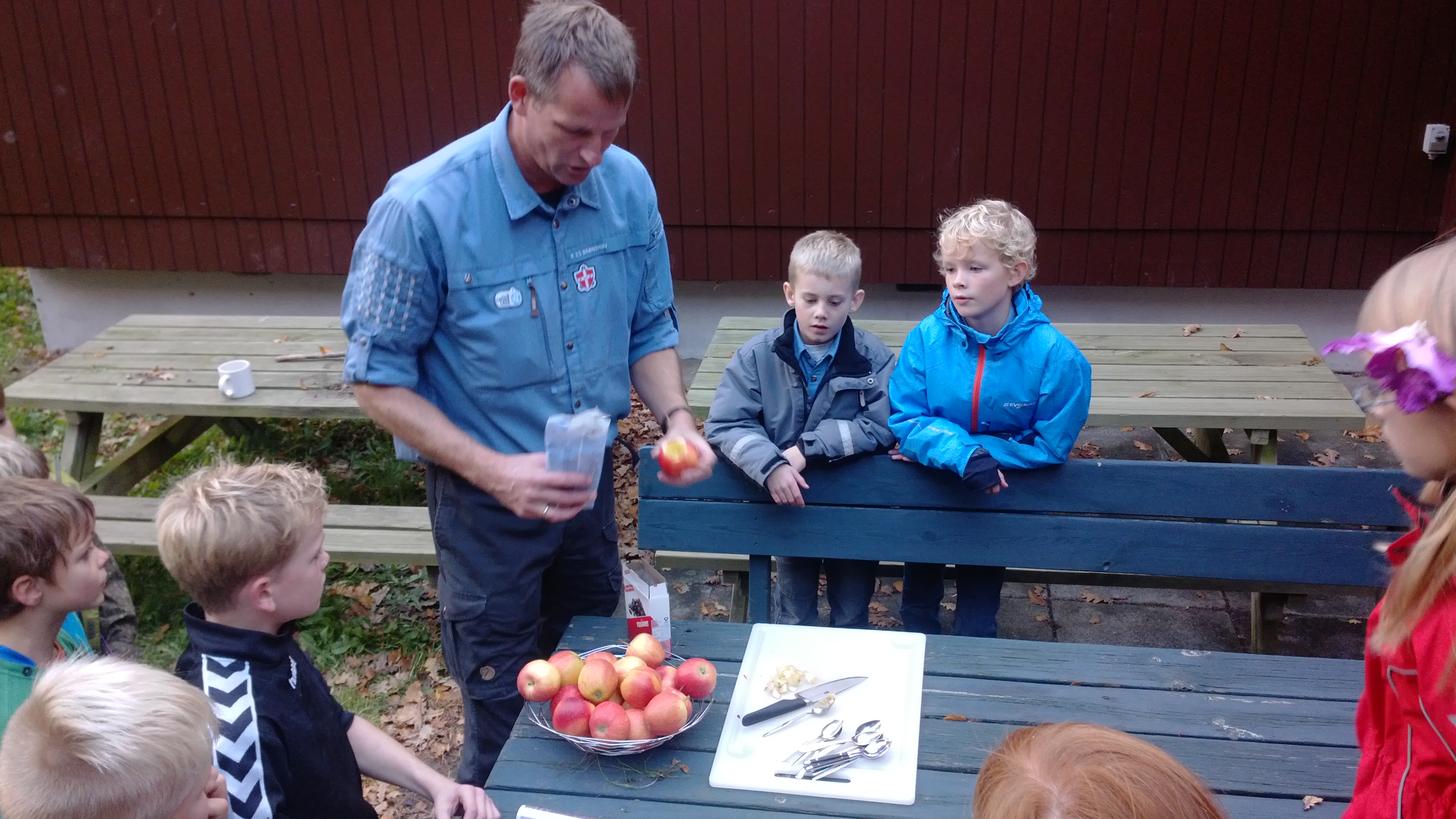 Stig instruerer i æbler på bål