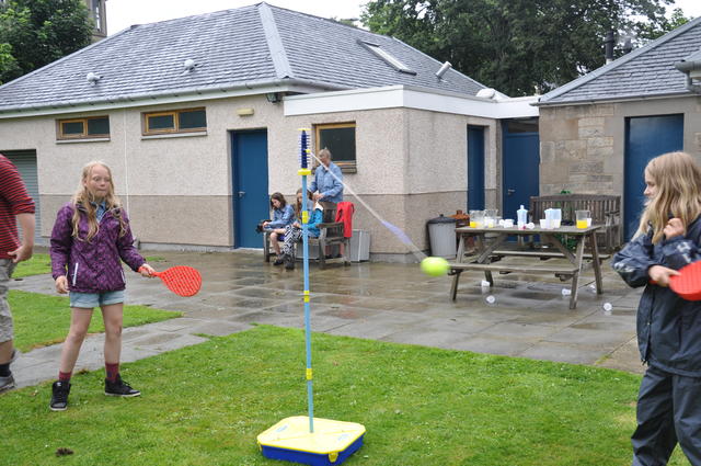 Pigerne hygger sig med en omgang stangtennis