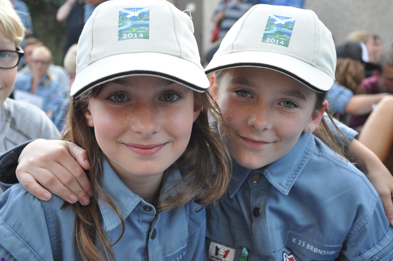 Freja og Louise med flotte kasketter 