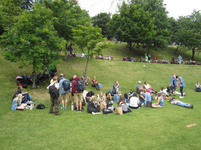 Frokosten nydes i parken