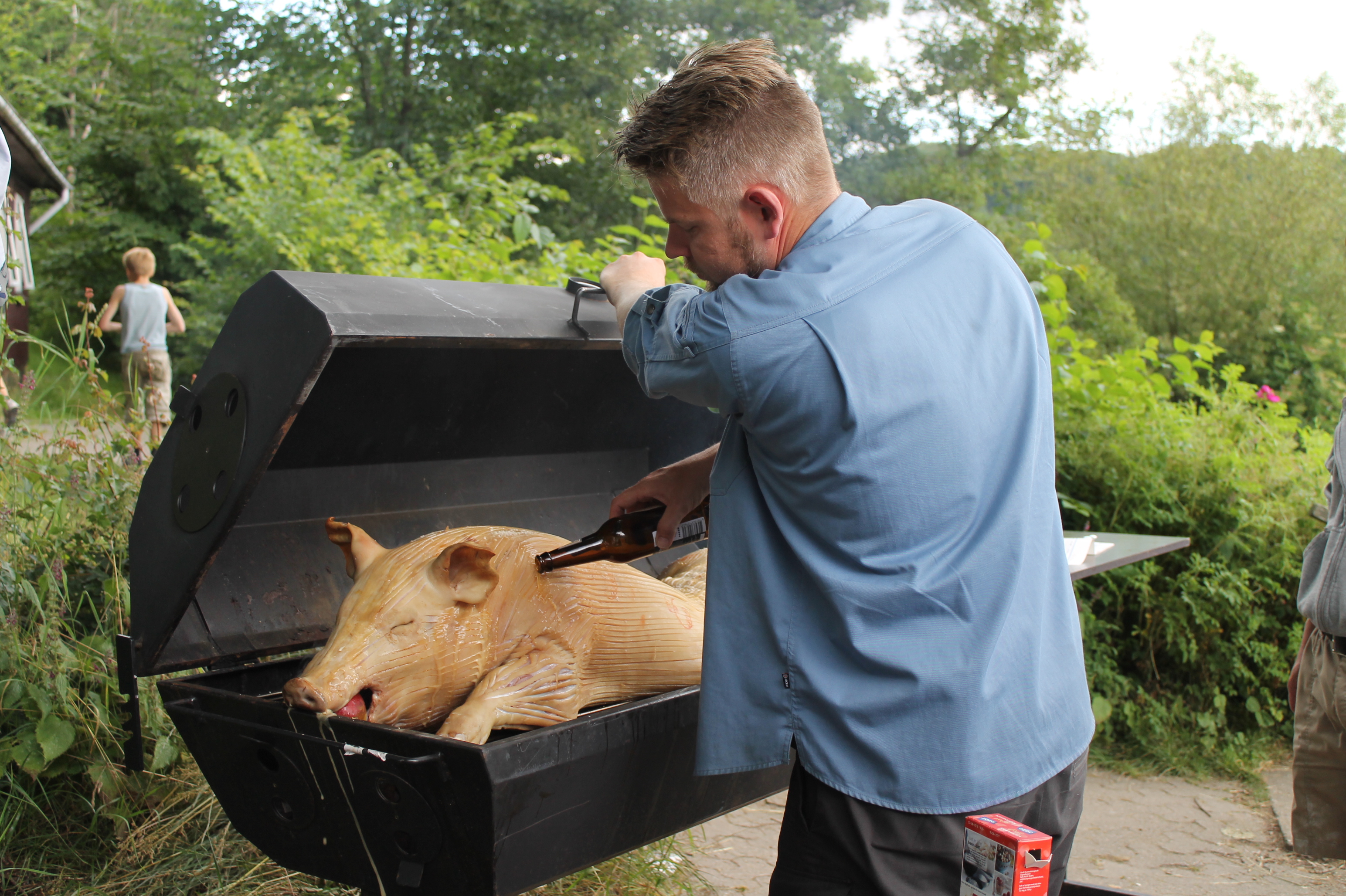 Grisen gøres klar til grillen.