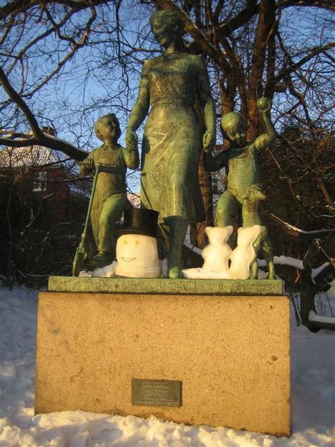 SiJaMiBiLa-1-statue-Br_nsh_jparken