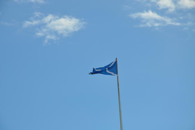 Det skotske flag vajer